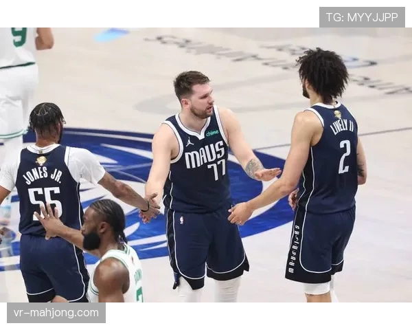 东契奇半场砍下30分，独行侠客场领先凯尔特人15分